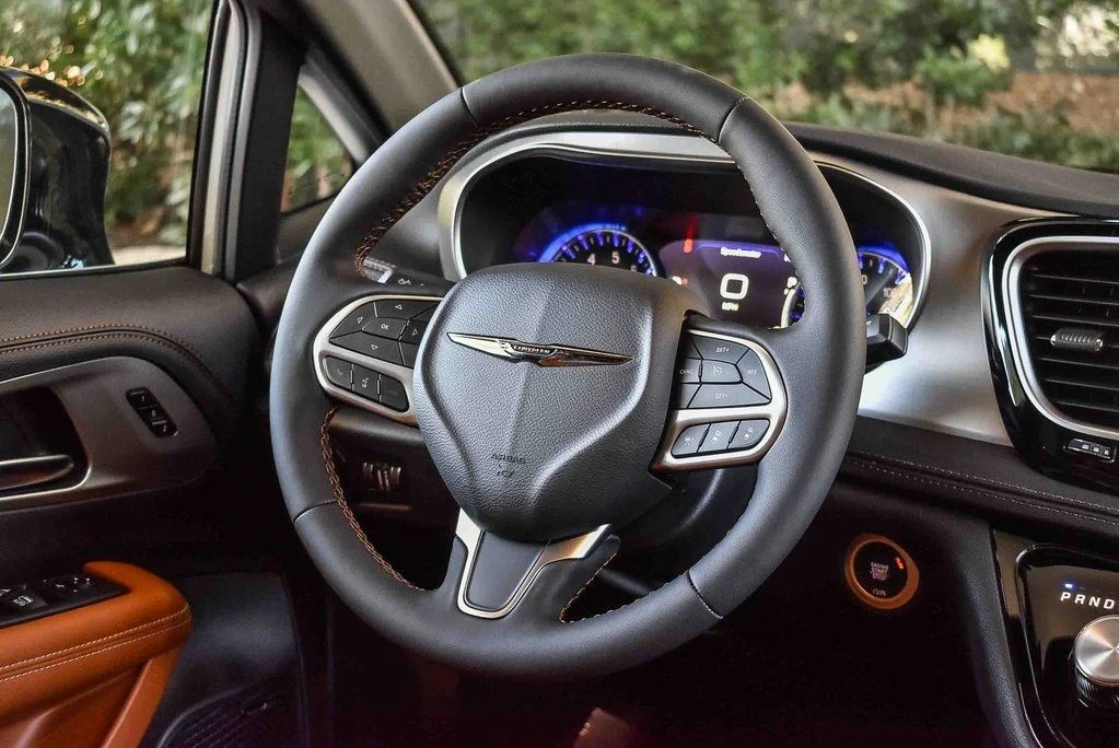 New 2026 Bright White Clear-Coat Exterior Paint Chrysler Pinnacle image 15