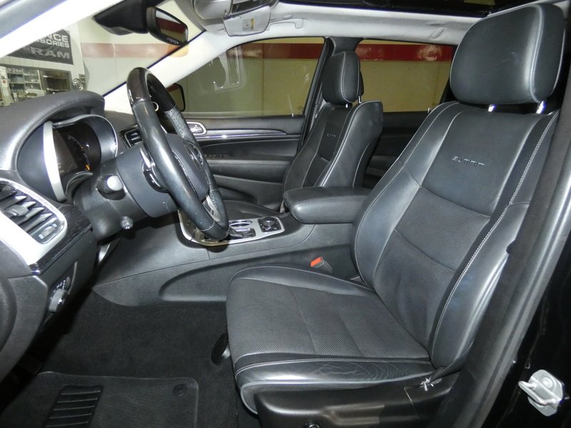 Used 2020 DIAMOND BLACK CRY Jeep 4d SUV 4WD Summit V6 image 11