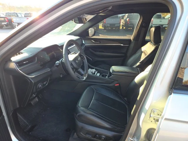 Used 2024 Silver Zynith Jeep Overland image 5