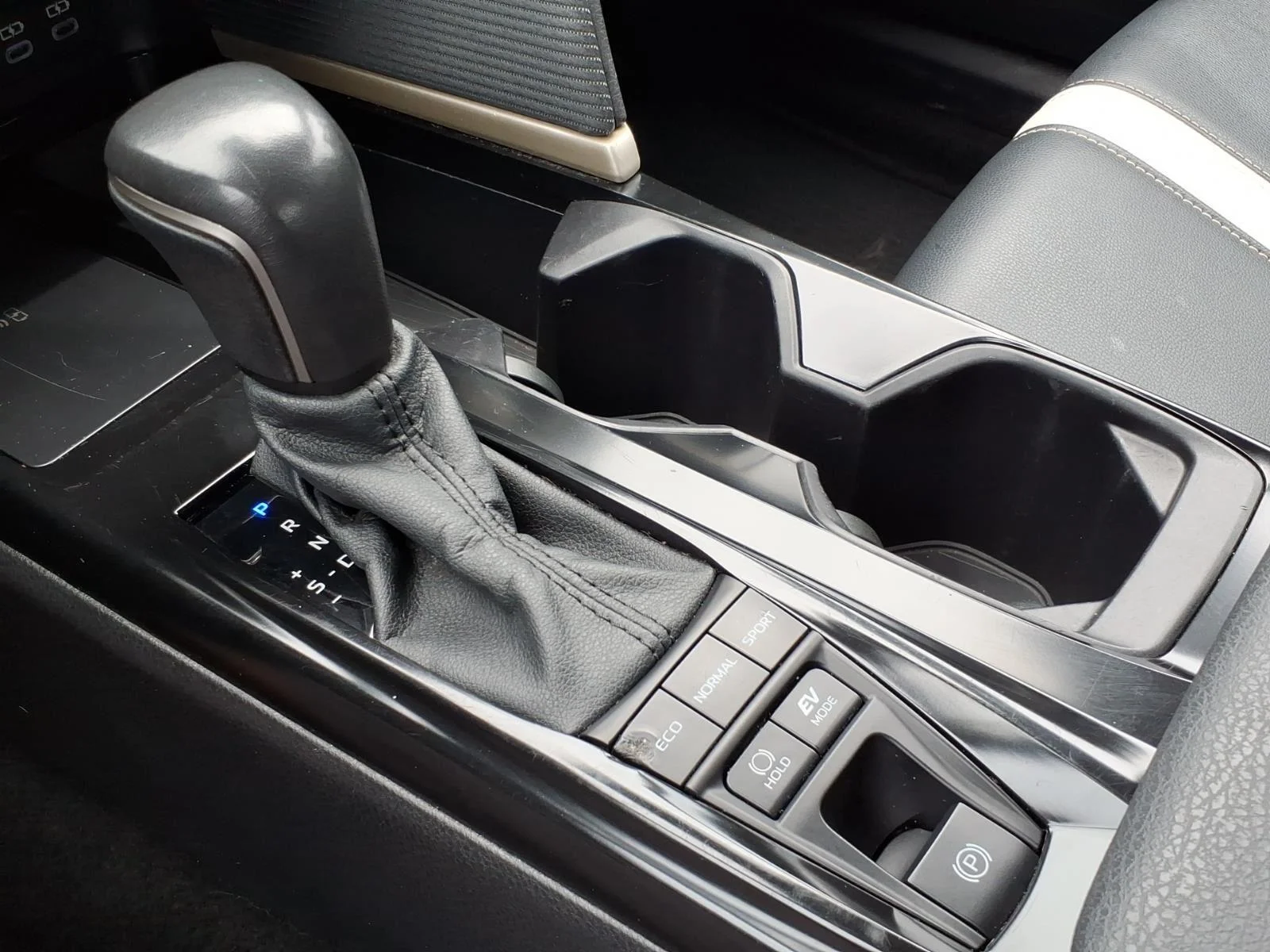 Used 2025 WHITE Toyota SE image 19