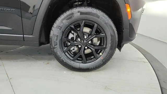 New 2026 Diamond Black Crystal Pearl-Coat Exterior Paint Jeep Laredo Altitude image 19