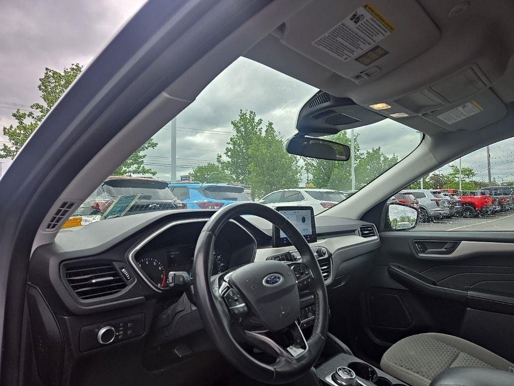 Used 2022 Silver Metallic Ford SE image 3