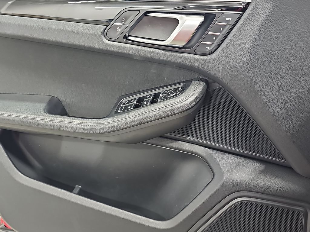 Used 2021  Porsche Base image 29