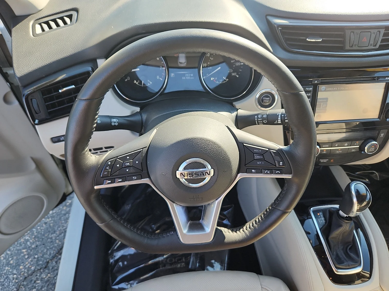 Used 2018 White Nissan SL image 20