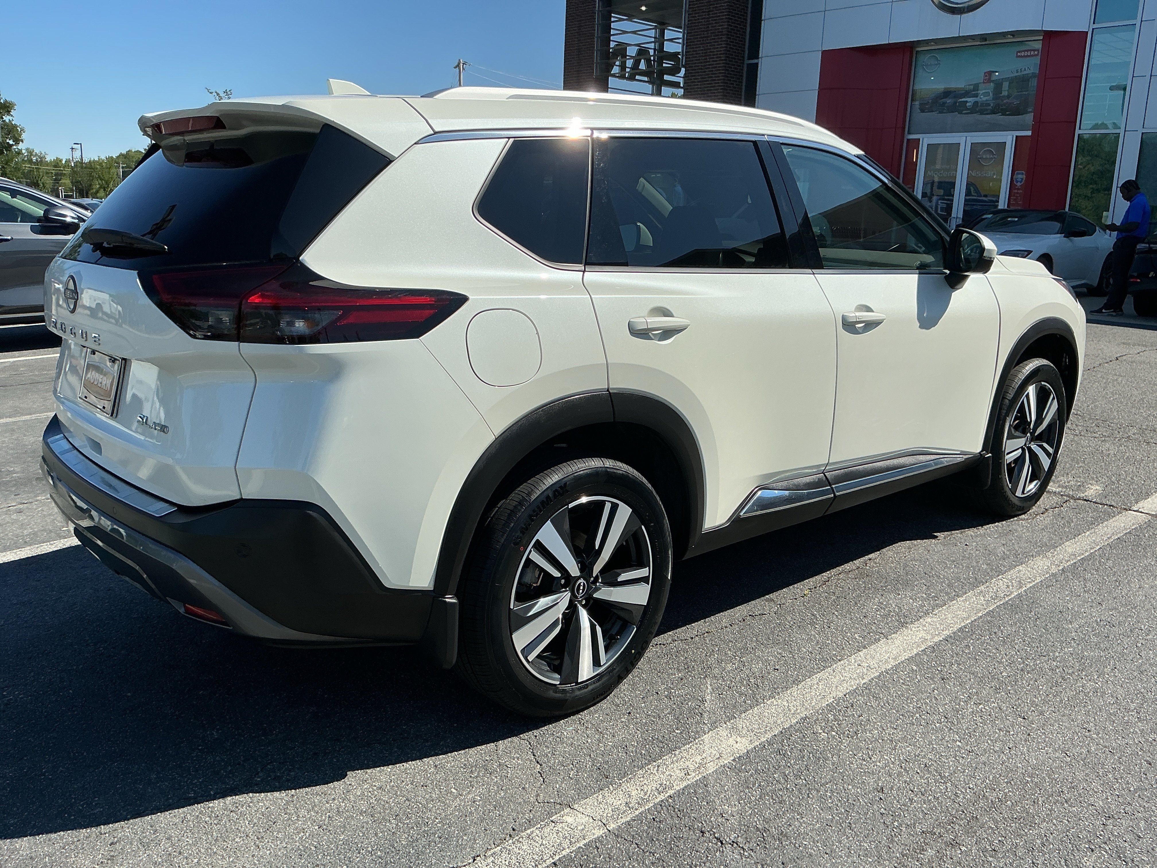Used 2023 Pearl White Tricoat Nissan SL image 4
