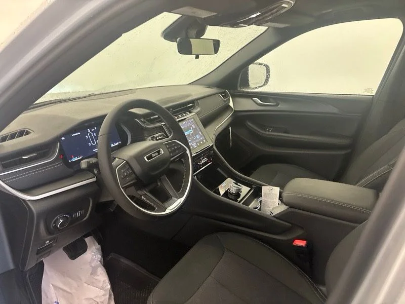 New 2026 Silver Zynith Exterior Paint Jeep Laredo X image 29