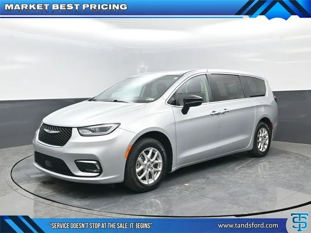 2024 Chrysler Pacifica Touring L's photo