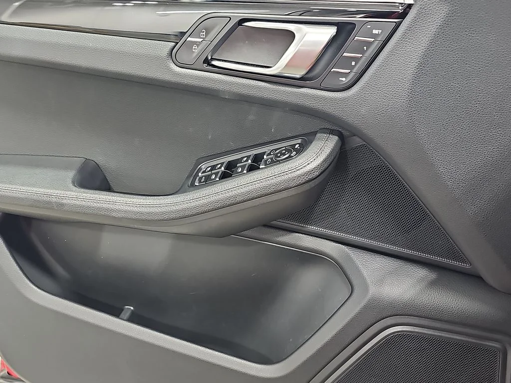 Used 2021  Porsche Base image 29