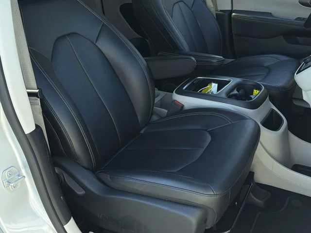 Used 2024 Silver Chrysler Touring L image 33
