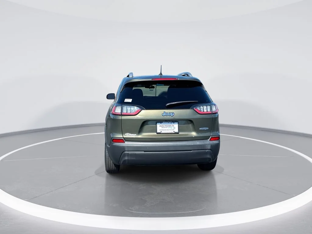 Used 2020 Green Jeep Latitude image 7