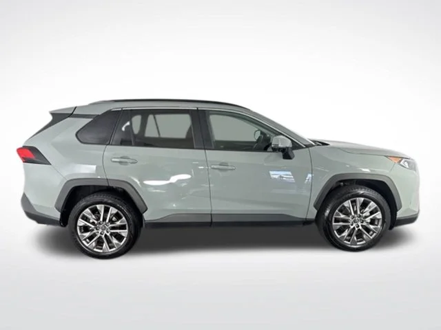 Used 2020 Gray Toyota XLE Premium image 6