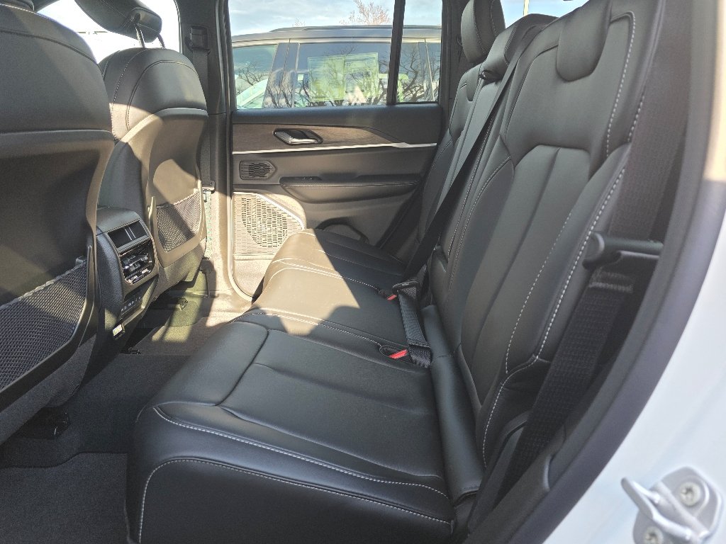 New 2026 Bright White Clear-Coat Exterior Paint Jeep Limited image 13