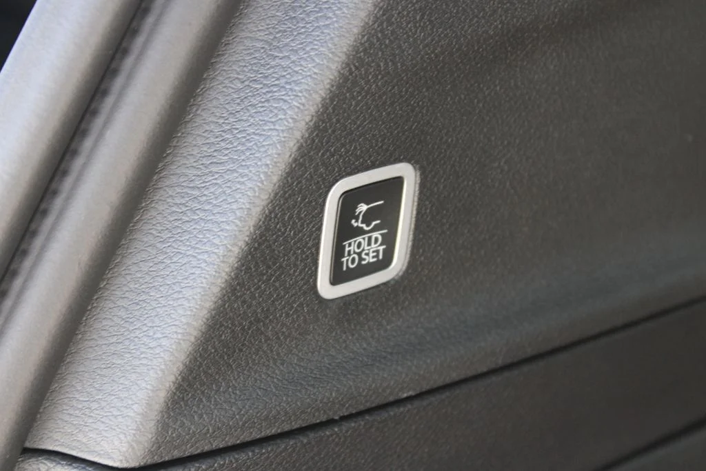 New 2027 Diamond Black Crystal Pearl-Coat Paint Chrysler Select image 9