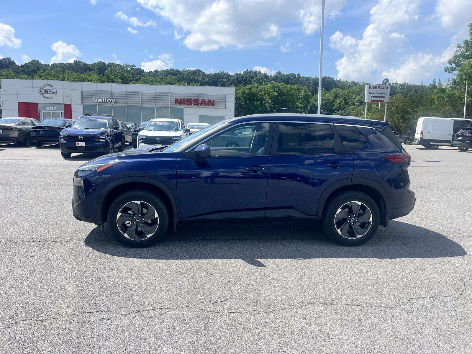 Used 2025 Deep Ocean Blue Pearl Nissan SV image 4