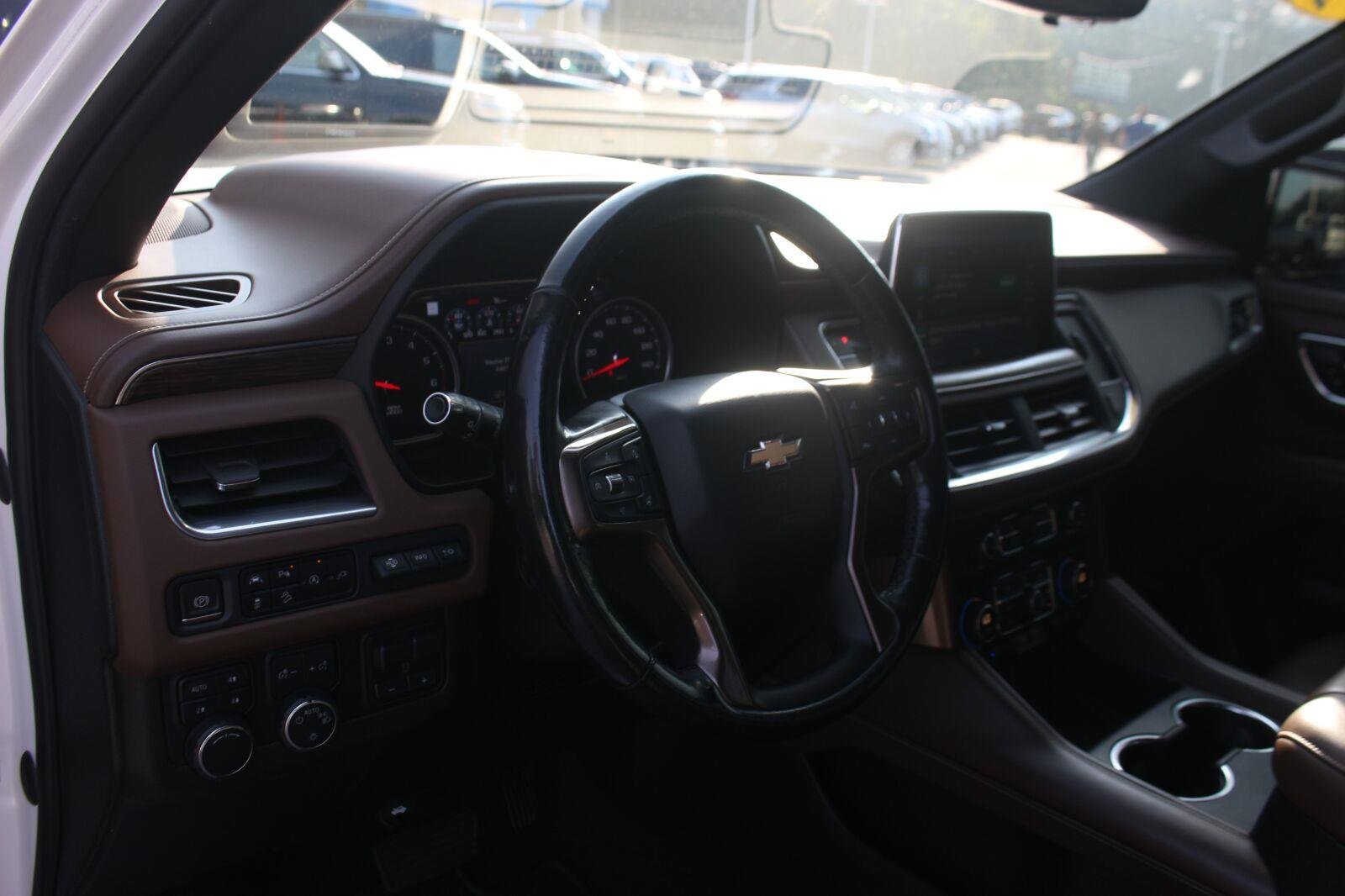 Used 2021 IRIDESCENT PEARL TRICOAT Chevrolet High Country image 16