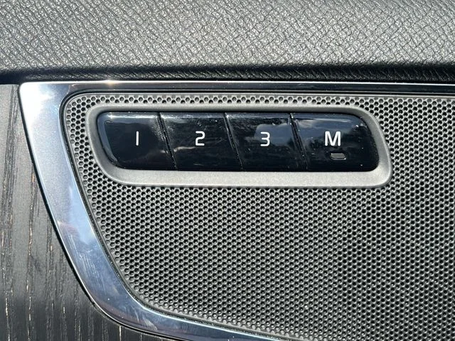 Used 2020 Black Volvo T5 Momentum image 31