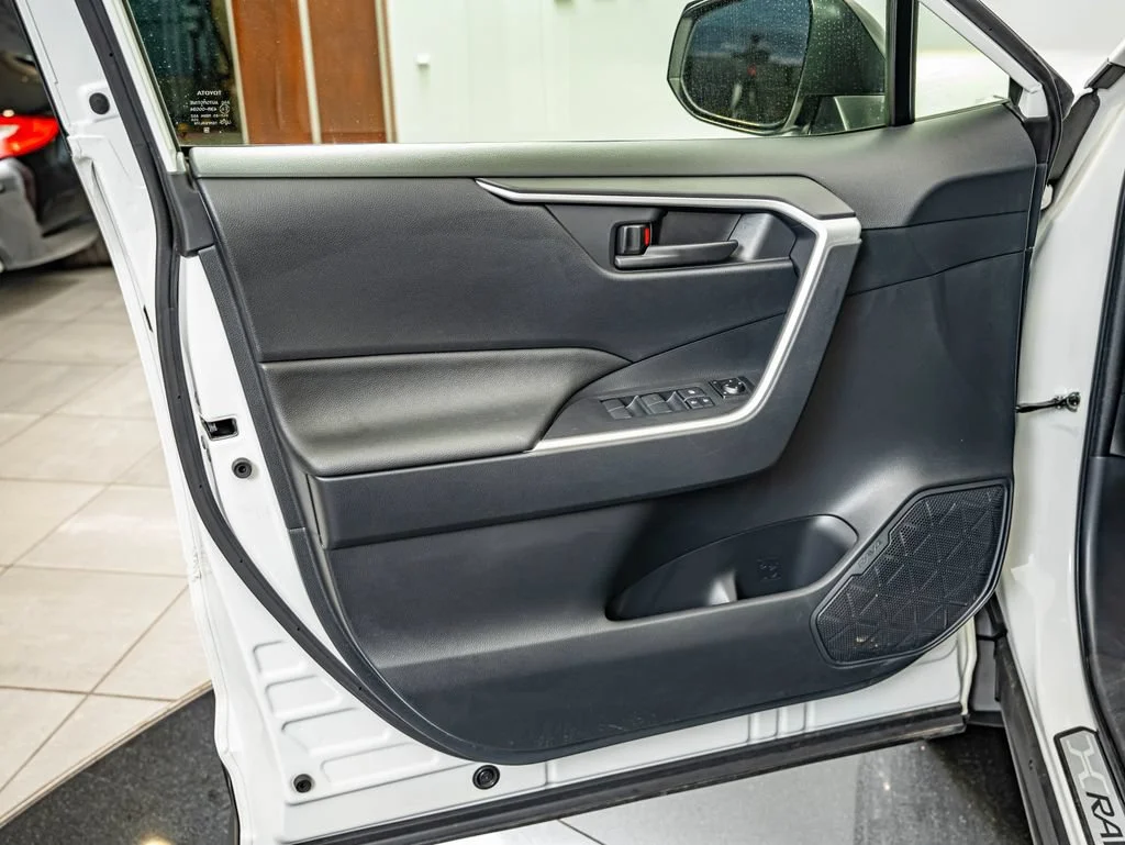 Used 2025 Ice Toyota LE image 18