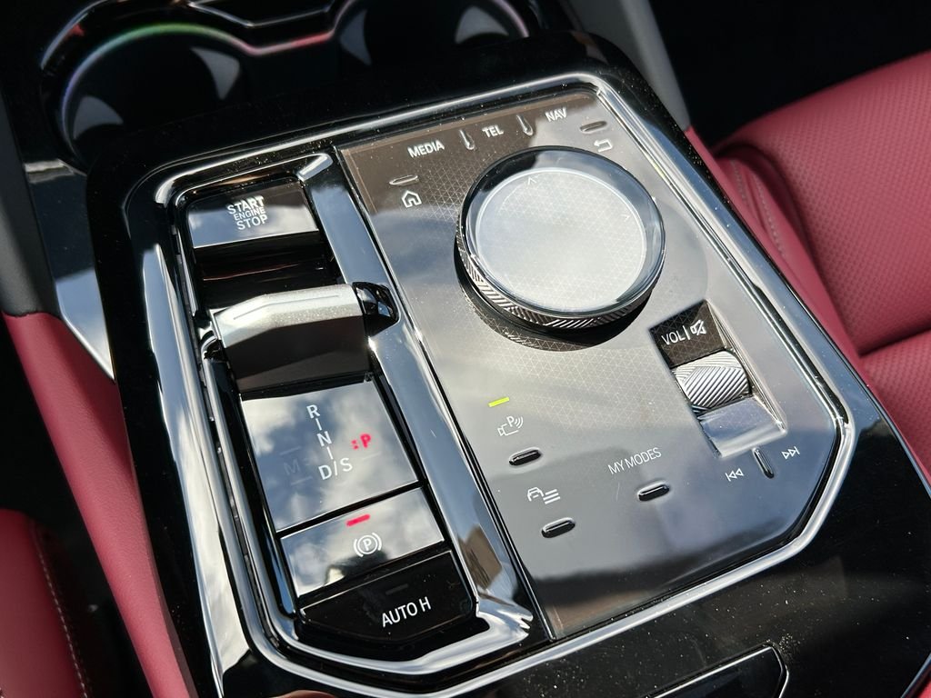 New 2027 Mineral White Metallic BMW 550e xDrive image 28