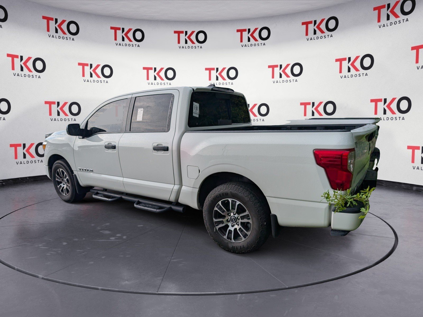 Used 2023 Glacier White Nissan SV image 3