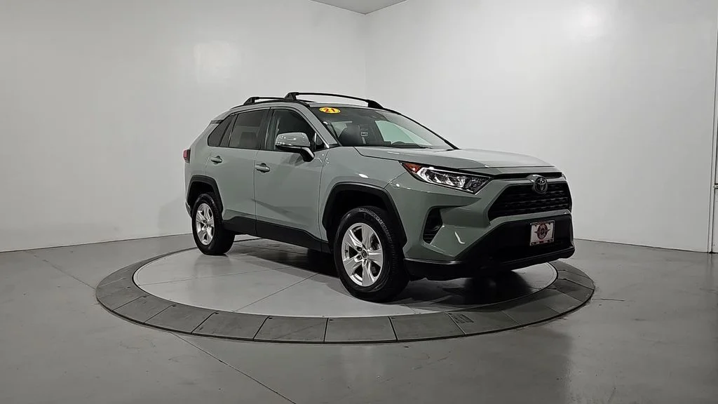 Used 2021  Toyota XLE image 8