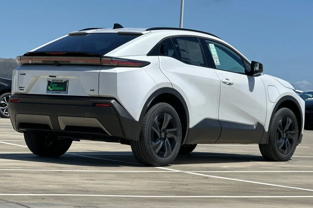 New 2026 Wind Chill Pearl <sup>1</sup> Toyota  SE image 4