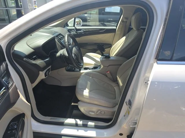 Used 2019 White Platinum Clearcoat Metallic Lincoln Reserve image 9