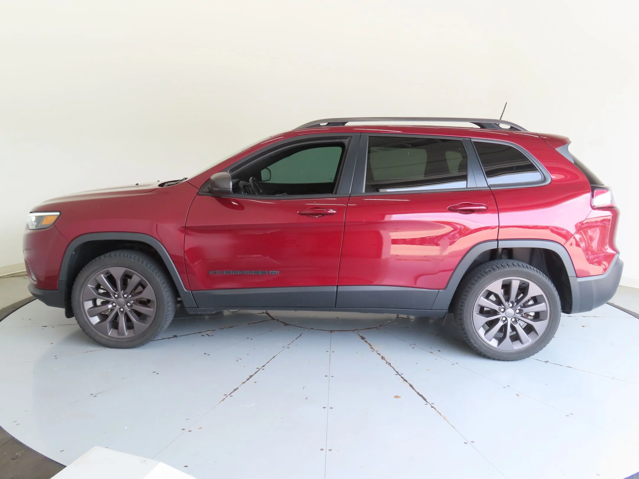Used 2021 Red Jeep Latitude Lux image 7