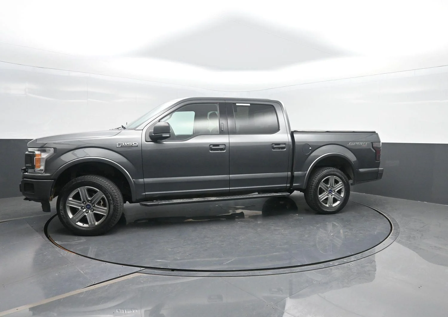 Used 2018 Magnetic Ford XLT image 2