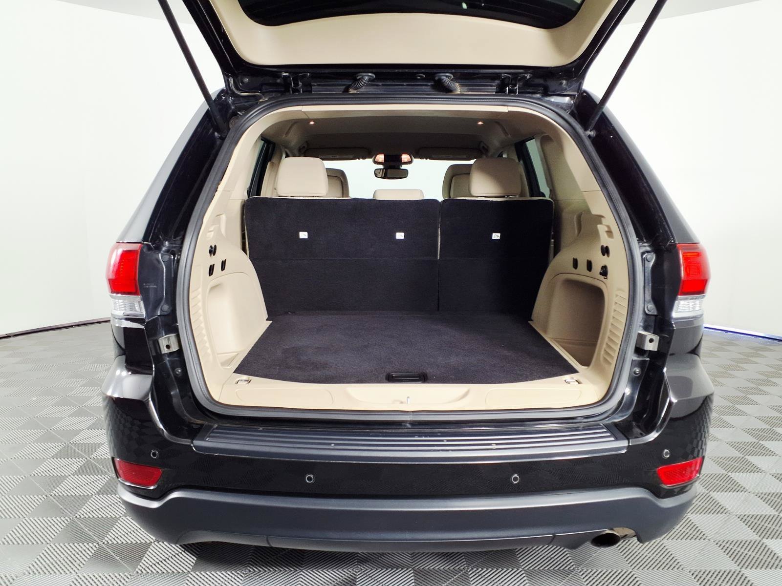 Certified Used 2022 Diamond Black Crystal Pearlcoat Jeep Laredo E image 8