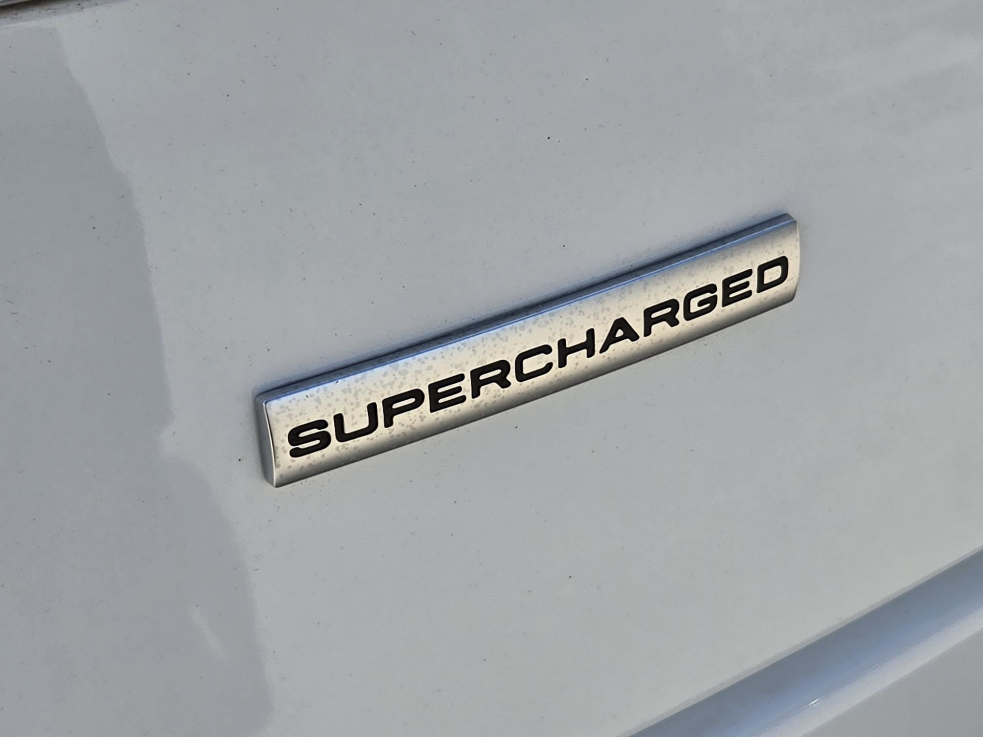Used 2018 Fuji White Land Rover 5.0L V8 Supercharged image 13