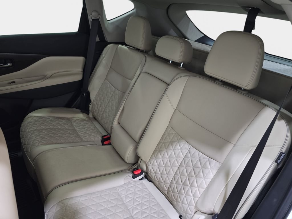 Used 2020 White Nissan Platinum image 17
