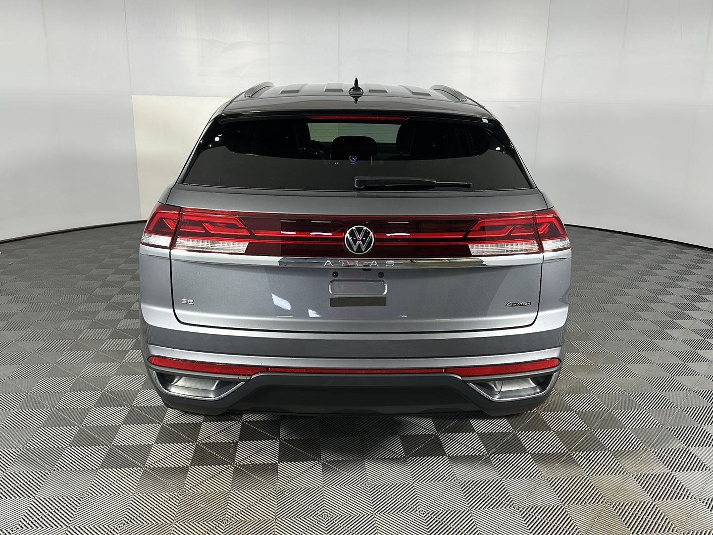 Used 2024 Platinum Gray Metallic Volkswagen 2.0T SE image 9