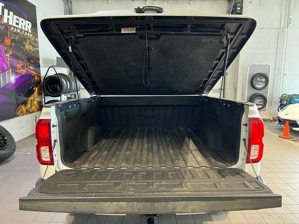 Used 2018 Pearl Chevrolet High Country image 9