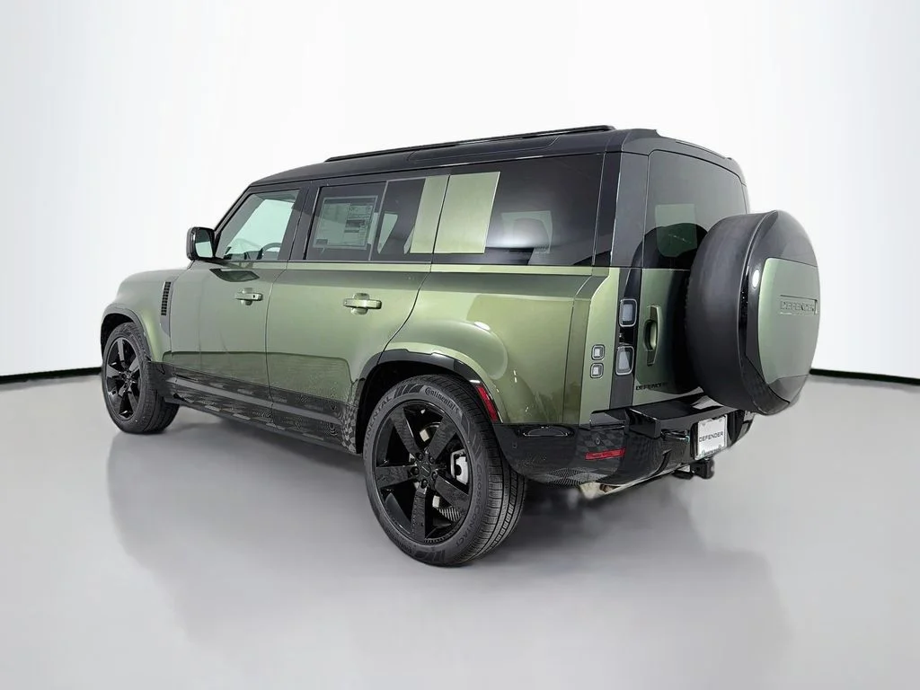 New 2026 Woolstone Green Land Rover X-Dynamic SE image 7