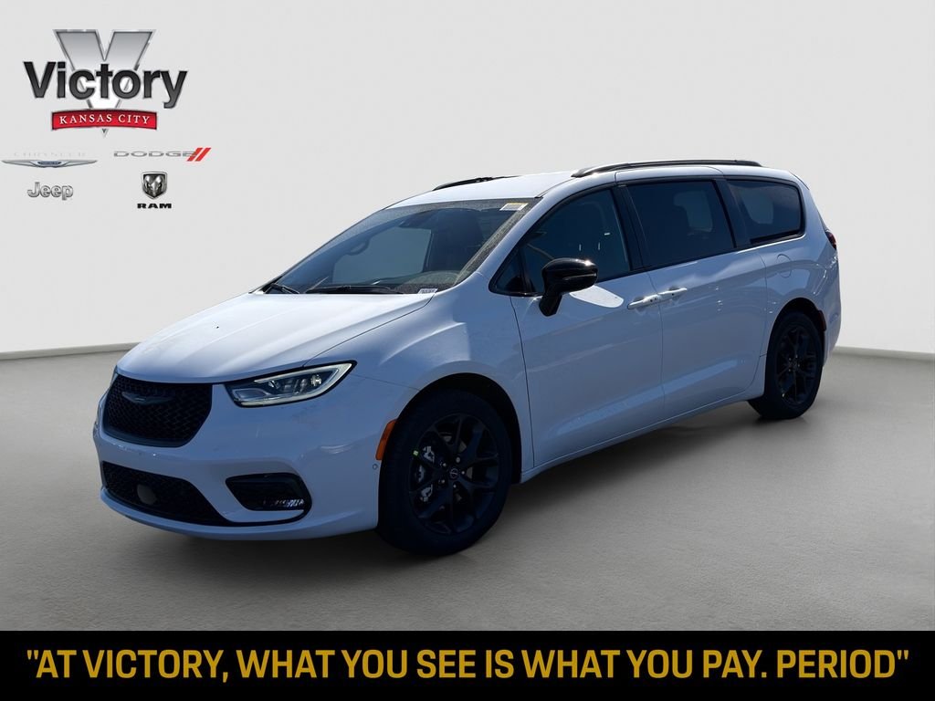 New 2026 Bright White Clear-Coat Exterior Paint Chrysler Select image 3