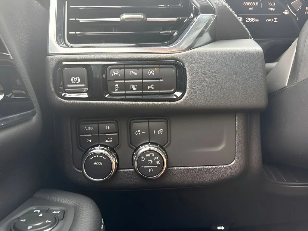 Used 2025 Silver GMC Denali image 27
