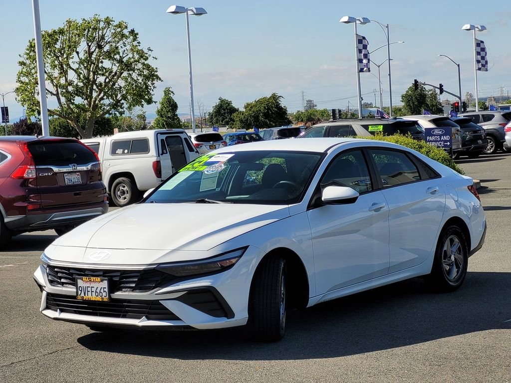 Used 2025 White Hyundai SE image 8