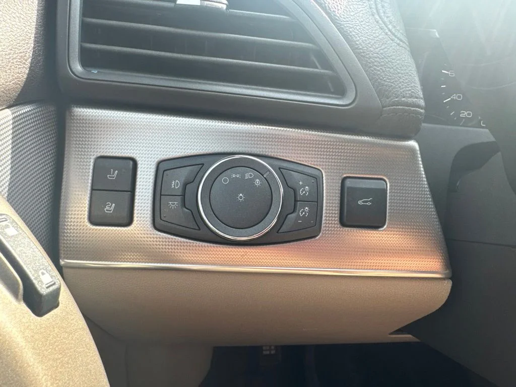 Used 2015 White Lincoln Base image 27