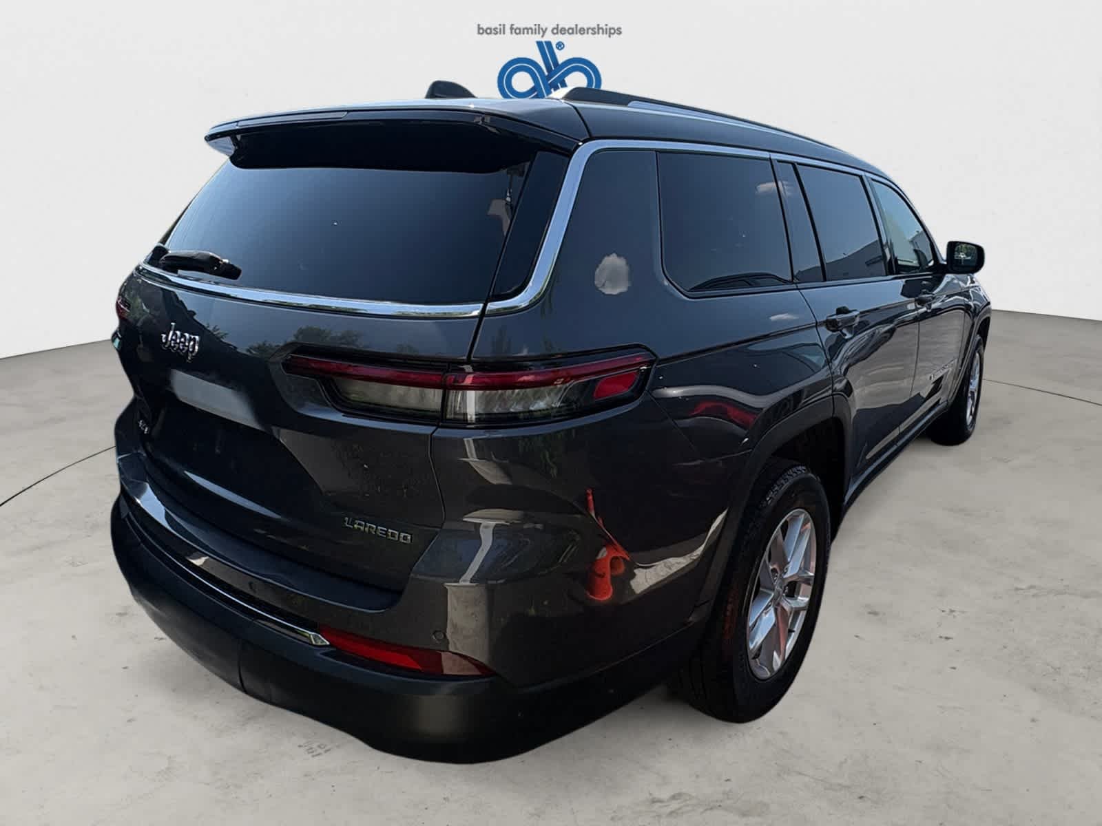 Used 2023 Baltic Gray Metallic Clearcoat Jeep Laredo image 5