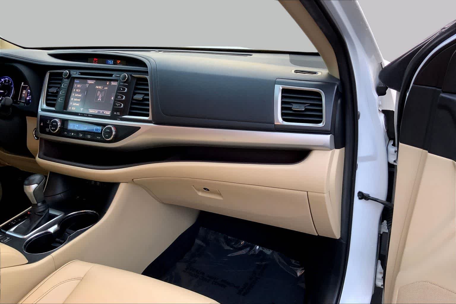Used 2019 Blizzard Pearl Toyota XLE image 17