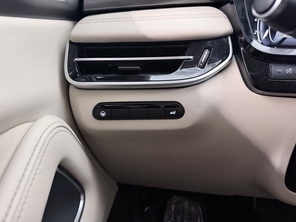 Used 2023 White INFINITI LUXE image 23