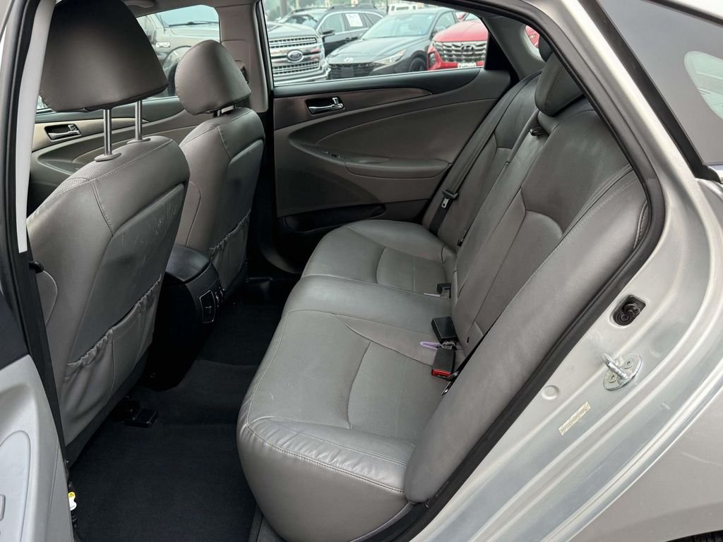 Used 2012 Silver Frost Metallic Hyundai Base image 15