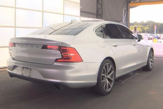 Used 2018  Volvo T5 Momentum image 3
