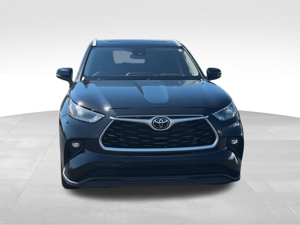 Used 2022 Black Toyota XLE image 3