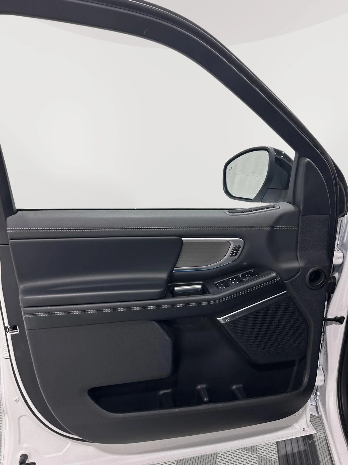 Used 2025 Oxford White Ford Platinum image 17