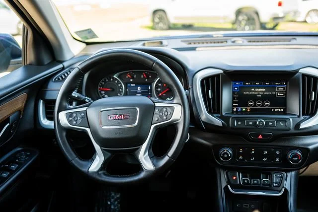 Used 2021 Blue Emerald Metallic GMC SLE image 6