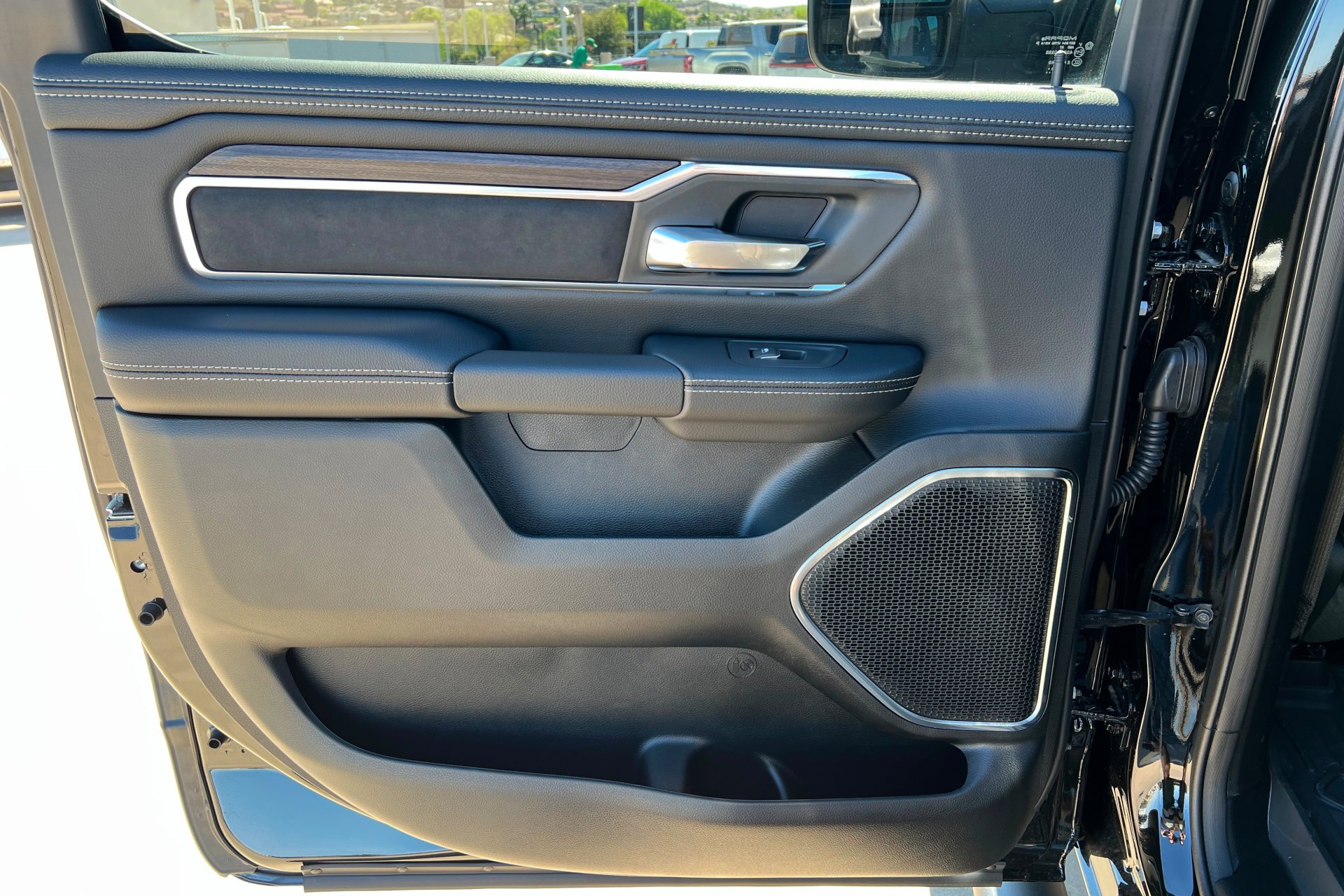 New 2026 Diamond Black Crystal Pearl-Coat Exterior Paint RAM Laramie image 19