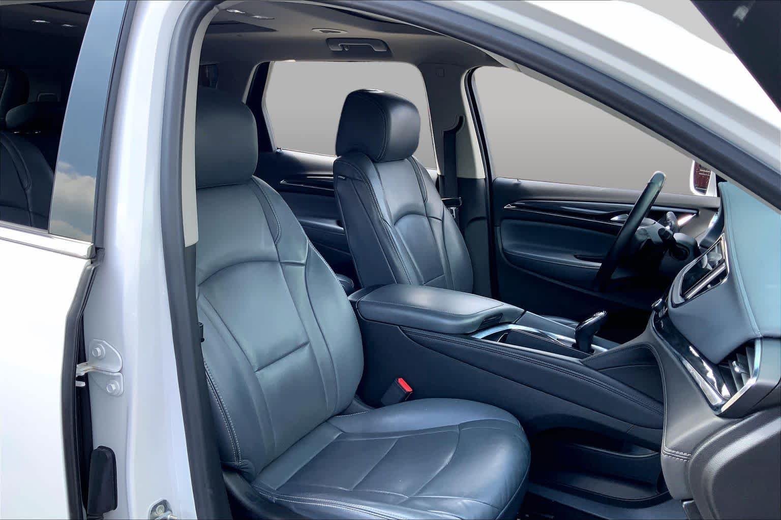 Used 2018 White Frost Tricoat Buick Premium image 9