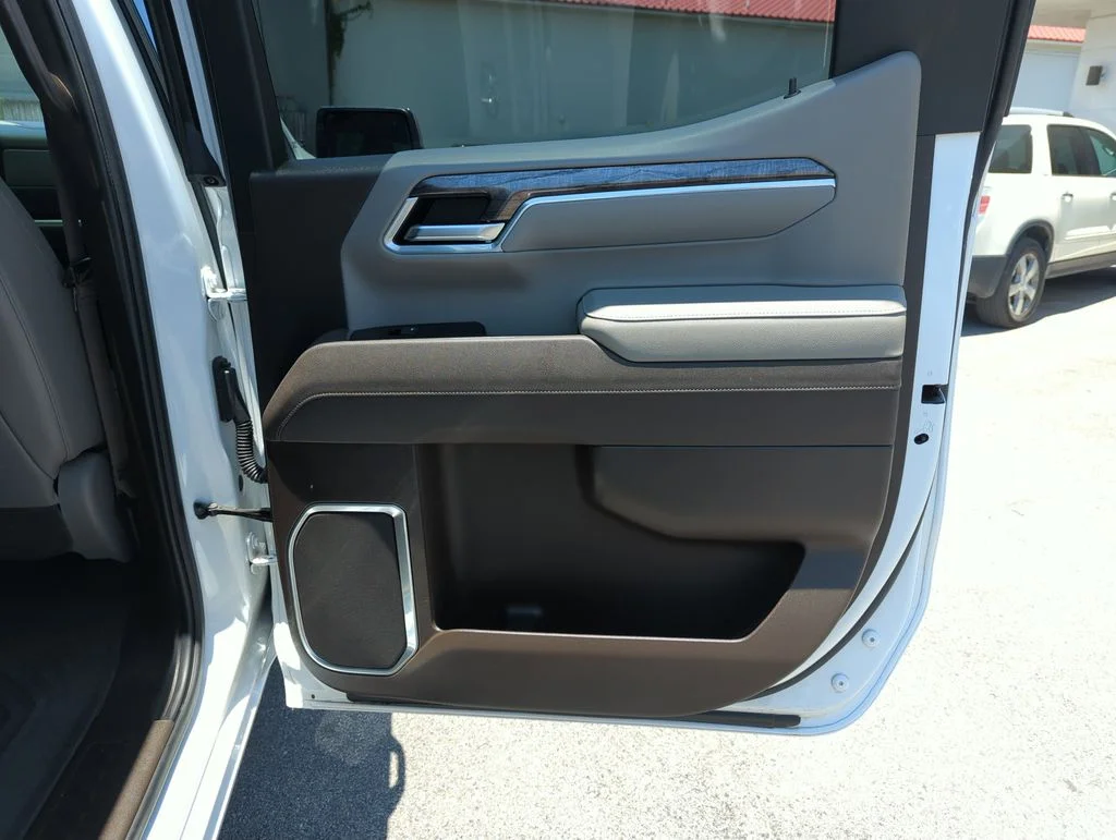 Used 2025 White Chevrolet LTZ image 31