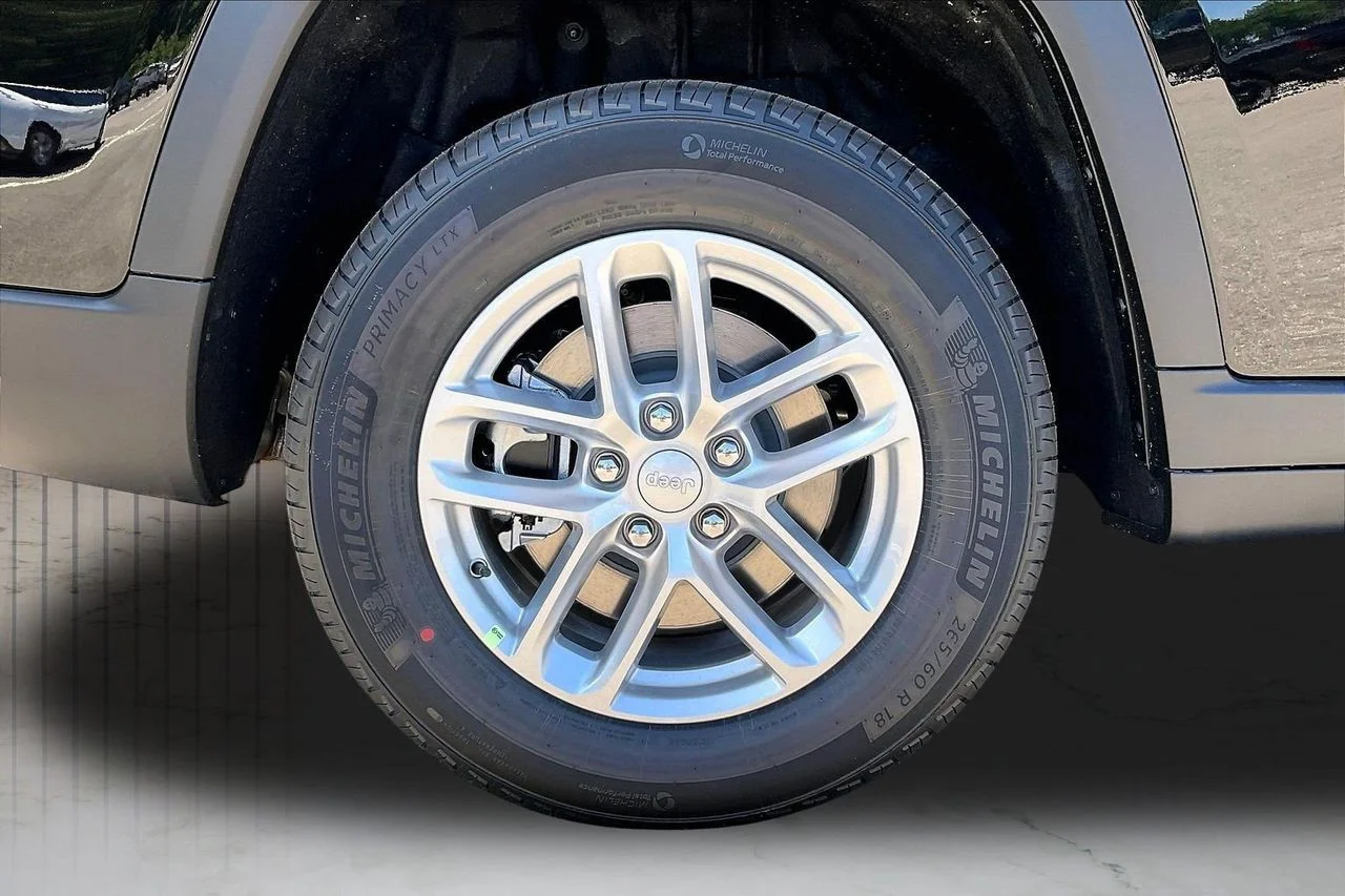 New 2026 Diamond Black Crystal Pearl-Coat Exterior Paint Jeep Laredo image 36